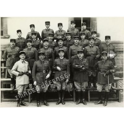 Photographie de groupe des officiers du 39e RARF (régiment d'artillerie de région fortifiée).