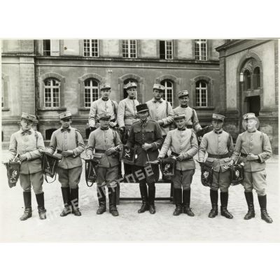 Photographie de groupe des musiciens du 39e RARF (régiment d'artillerie de région fortifiée).