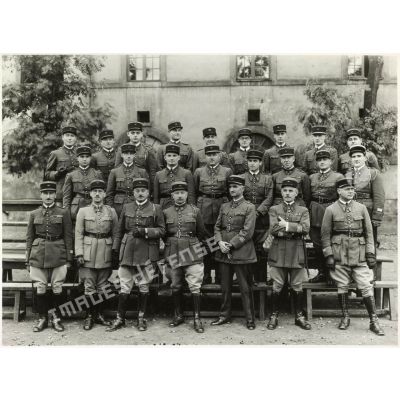 Photographie de groupe des officiers du 39e RARF (régiment d'artillerie de région fortifiée).