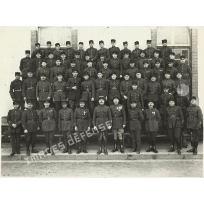 Photographie de groupe des officiers du 11e régiment d'artillerie lourde coloniale (11e RALC).