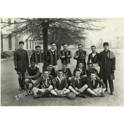 Photographie de groupe de l'équipe de rugby du 11e régiment d'artillerie lourde coloniale (11e RALC).