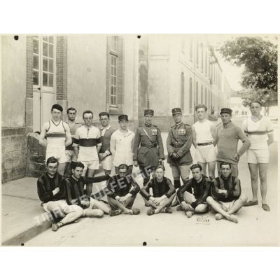 Photographie de groupe de sportifs du 11e régiment d'artillerie lourde coloniale (11e RALC).