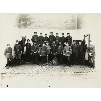 Photographie de groupe des maréchaux-ferrants du 11e régiment d'artillerie lourde coloniale (11e RALC).