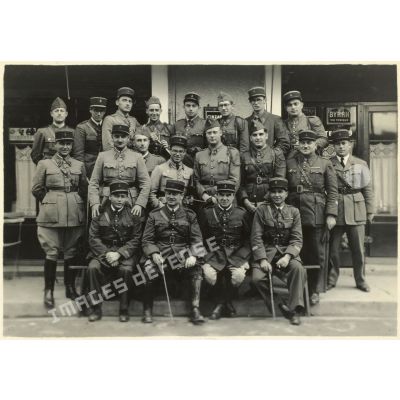 Photographie de groupe du 11e régiment d'artillerie lourde coloniale (11e RALC) devant un bar.