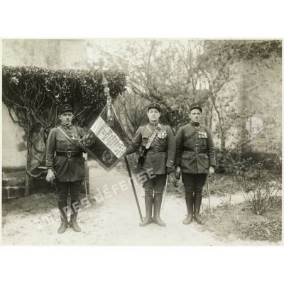Photographie du drapeau du 11e RALC (régiment d'artillerie lourde coloniale) et sa garde.