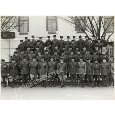 Photographie de groupe des officiers du 11e régiment d'artillerie lourde coloniale (11e RALC) dans les années 1930.