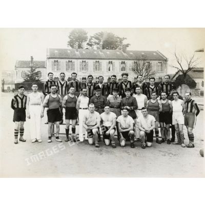 Photographie de groupe de l'équipe de football du 11e régiment régiment d'artillerie lourde coloniale (11e RALC).