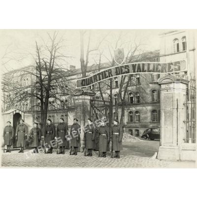 Le 39e régiment d'artillerie de région fortifiée (39e RARF) devant le quartier des Vallières dans les années 1930.