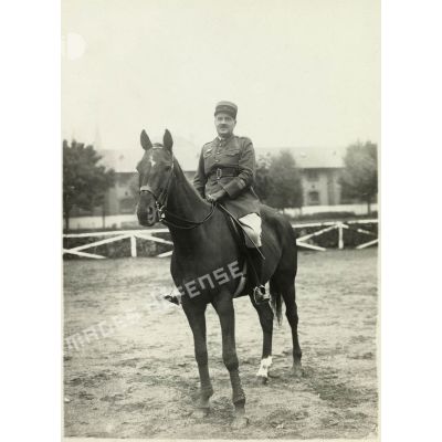 Portrait du colonel de Labretoigne du Mazel à cheval (chef de corps du régiment de 1936 à 1938).