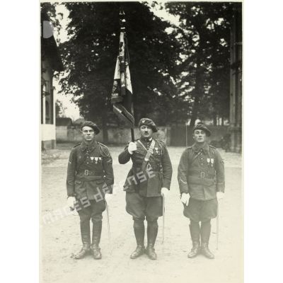 Photographie du drapeau du 39e RARF et sa garde au quartier des Vallières dans les années 1930.