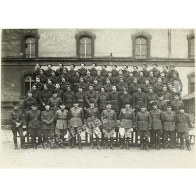Photographie de groupe du 39e RARF au quartier des Vallières.