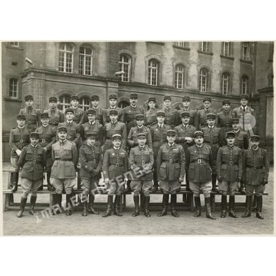 Photographie de groupe des officiers du 39e RARF au quartier des Vallières.