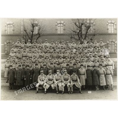 Photographie de groupe du 158e régiment d'infanterie (158e RI) en hiver.