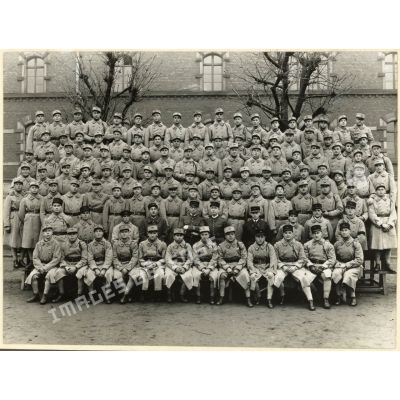 Photographie de groupe du 158e régiment d'infanterie (158e RI) en hiver.