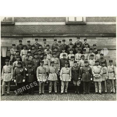 Photographie de groupe des officiers du 158e régiment d'infanterie (158e RI).