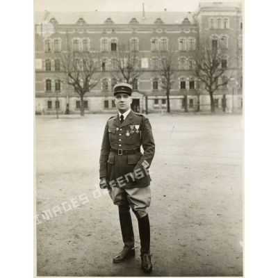 Portrait en pied du colonel, chef de corps du 158e régiment d'infanterie (158e RI) à la fin des années 1930.