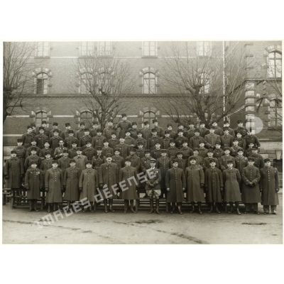 Photographie de groupe des officiers du 158e régiment d'infanterie (158e RI) à la fin des années 1930.