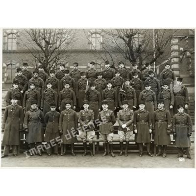 Photographie de groupe du 158e régiment d'infanterie (158e RI) à la fin des années 1930.