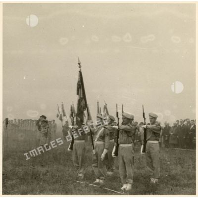 Le drapeau du 37e RI et sa garde pendant la cérémonie du souvenir du combat à Riche.
