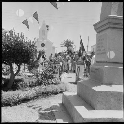 Légionnaires devant le monument aux morts de Cap Matifou.
