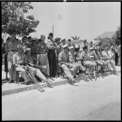 Les légionnaires blessés sont assis pour voir le défilé.