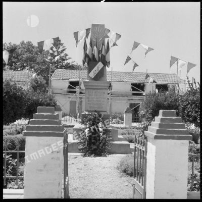 Monument aux morts décoré d'une gerbe.