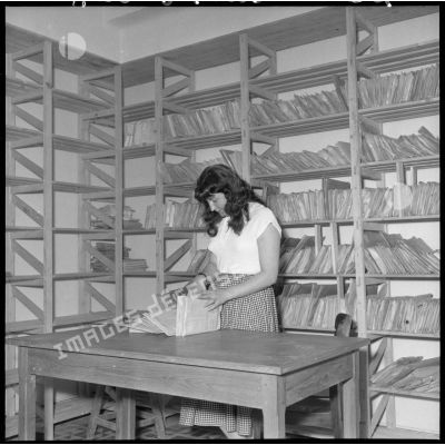 Personnel féminin administratif classant des documents d'archives d'un bureau de recrutement à la caserne d'Orléans à Alger.