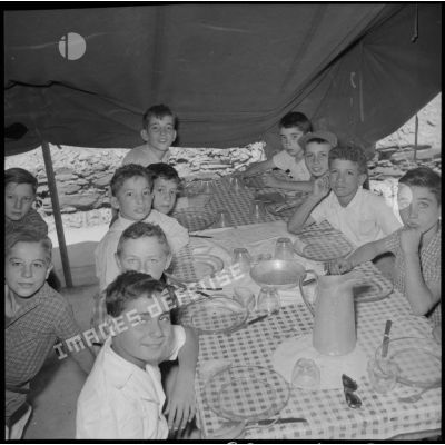 Repas et jeux organisés au cours de la kermesse de la colonie de vacances de Chréa.