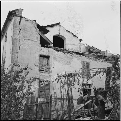 Bâtiments endommagés après le séisme d'Orléansville et Ténès.