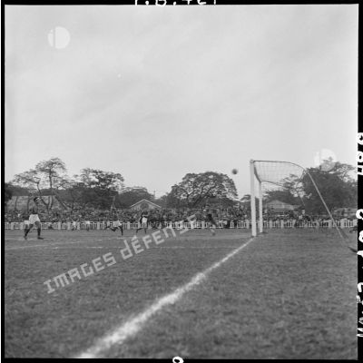 Match de football opposant l'équipe du Nord-Vietnam à celle de la Suède au stade Mangin.