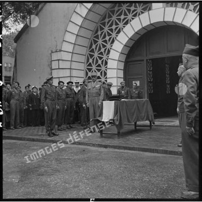 Au cours des obsèques du colonel Guth, le général Cogny prononce un discours devant le cercueil du défunt.