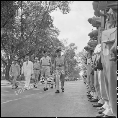 A son arrivée à Hanoï, l'amiral Auboyneau, commandant des forces maritimes d'Extrême-Orient, passe en revue la 5e Cie du 3e BPC (bataillon de parachutistes coloniaux).