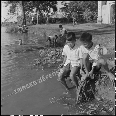 Enfants vietnamiens à la pêche.