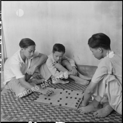 Enfants jouant aux échecs.