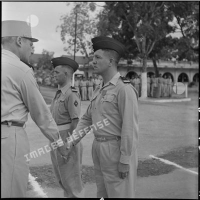 Le général Cogny, commandant en chef des FTNV (forces terrestres du Nord-Vietnam), serre la main d'un officier qu'il vient de faire chevalier de la Légion d'honneur.