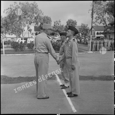 Le général Cogny, commandant en chef des FTNV (forces terrestres du Nord-Vietnam), serre la main d'un officier qu'il vient de faire chevalier de la Légion d'honneur.