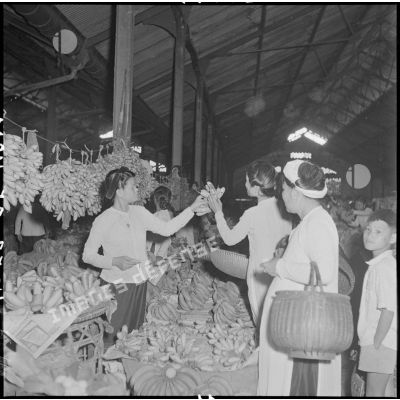 Marchande de bananes au grand marché d'Hanoï.