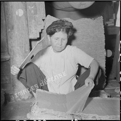 Une femme participant à la fabrication artisanale de papier.