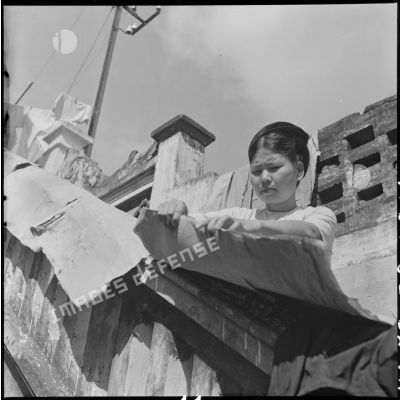 Une femme participant à la fabrication artisanale de papier.