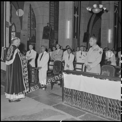 Le révérend père Lassalle prononce l'éloge du général Chanson lors de la messe de requiem organisée à sa mémoire en la cathédrale Saint-Joseph.