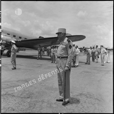 Le général Cogny, commandant en chef des FTNV (forces terrestres du Nord-Vietnam), face à l'avion du général Navarre sur l'aérodrome de Bach Mai.
