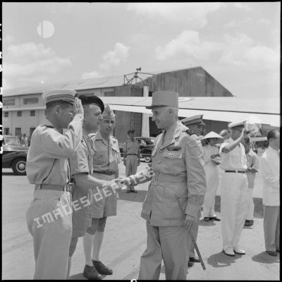 A son arrivée à Bach Mai, le général Navarre, commandant en chef en Indochine, serre la main du lieutenant-colonel d'Aboville, chef de cabinet du général commandant des FTNV (forces terrestres du Nord-Vietnam).