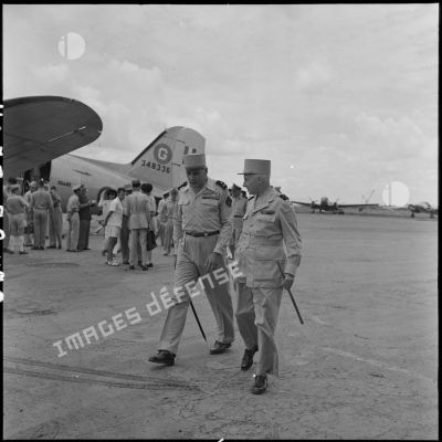 A son arrivée à Bach Mai, le général Navarre, commandant en chef en Indochine, s'entretient avec le général Cogny, commandant en chef des FTNV (forces terrestres du Nord-Vietnam).