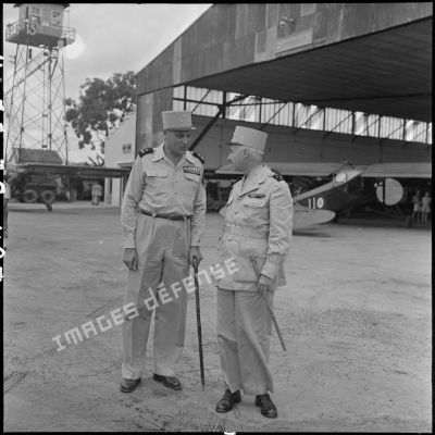 A son arrivée à Bach Mai, le général Navarre, commandant en chef en Indochine, s'entretient avec le général Cogny, commandant en chef des FTNV (forces terrestres du Nord-Vietnam).