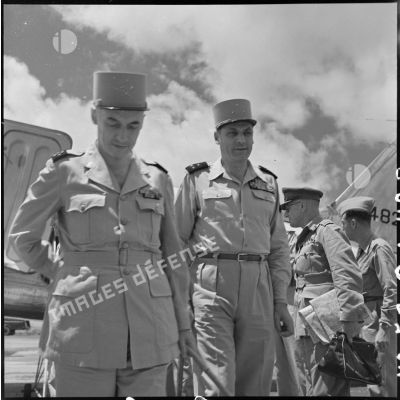 Le général Navarre, commandant en chef en Indochine, et le général Cogny, commandant en chef des FTNV (forces terrestres du Nord-Vietnam), venu l'accueillir à son arrivée à Hanoï.
