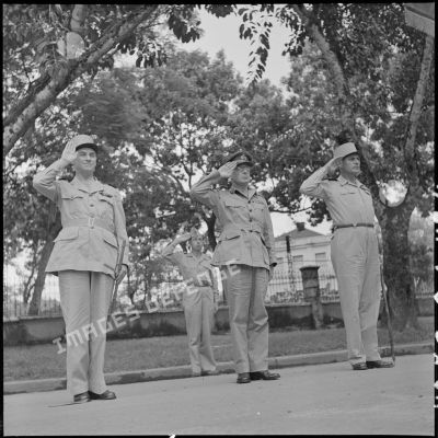 Le général Navarre, le général Cogny et le général Gentry saluent les drapeaux.