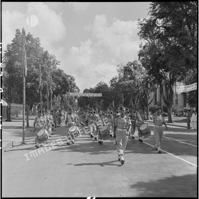 Défilé de soldats de l'Armée nationale du Vietnam dans une rue d'Hanoï.