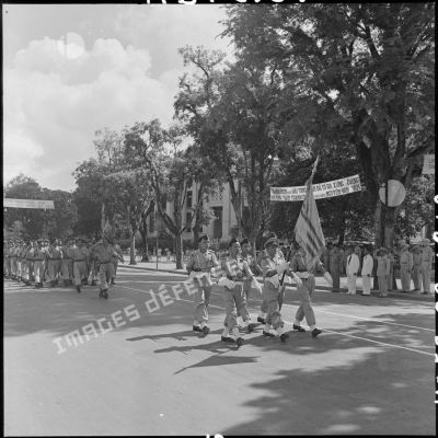 Défilé militaire dans une rue d'Hanoï.