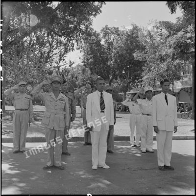 Les autorités, venues pour procéder à la remise décorations aux soldats ayant participé à l'opération Hirondelle, saluent les drapeaux.