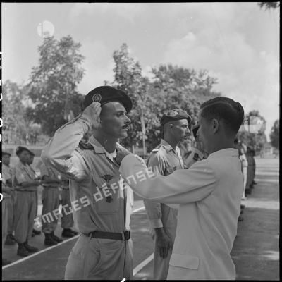 M. Phan Huy Quat, ministre de la Défense, remet la médaille de chevalier à l'Ordre national du Vietnam à un lieutenant du 8e BPC (bataillon de parachutistes coloniaux) ayant participé à l'opération Hirondelle.